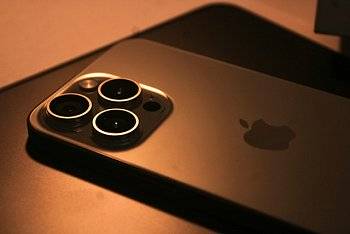 Apple постепенно уходит от физических SIM-карт