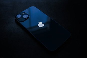 Apple изменит расположение логотипа на iPhone (слух)