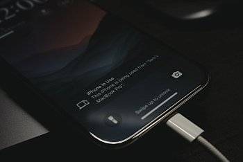 Apple разогнала зарядку iPhone 17