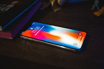 Флагманские модели iPhone 17 получат антибликовые стекла, устойчивые к царапинам (слух)